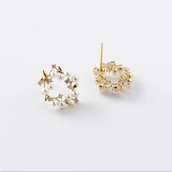 Pearly Diamond Wreath Floral Minimalist Mini Simple Delicate Gold Stud Earrings - Picture 7 of 8
